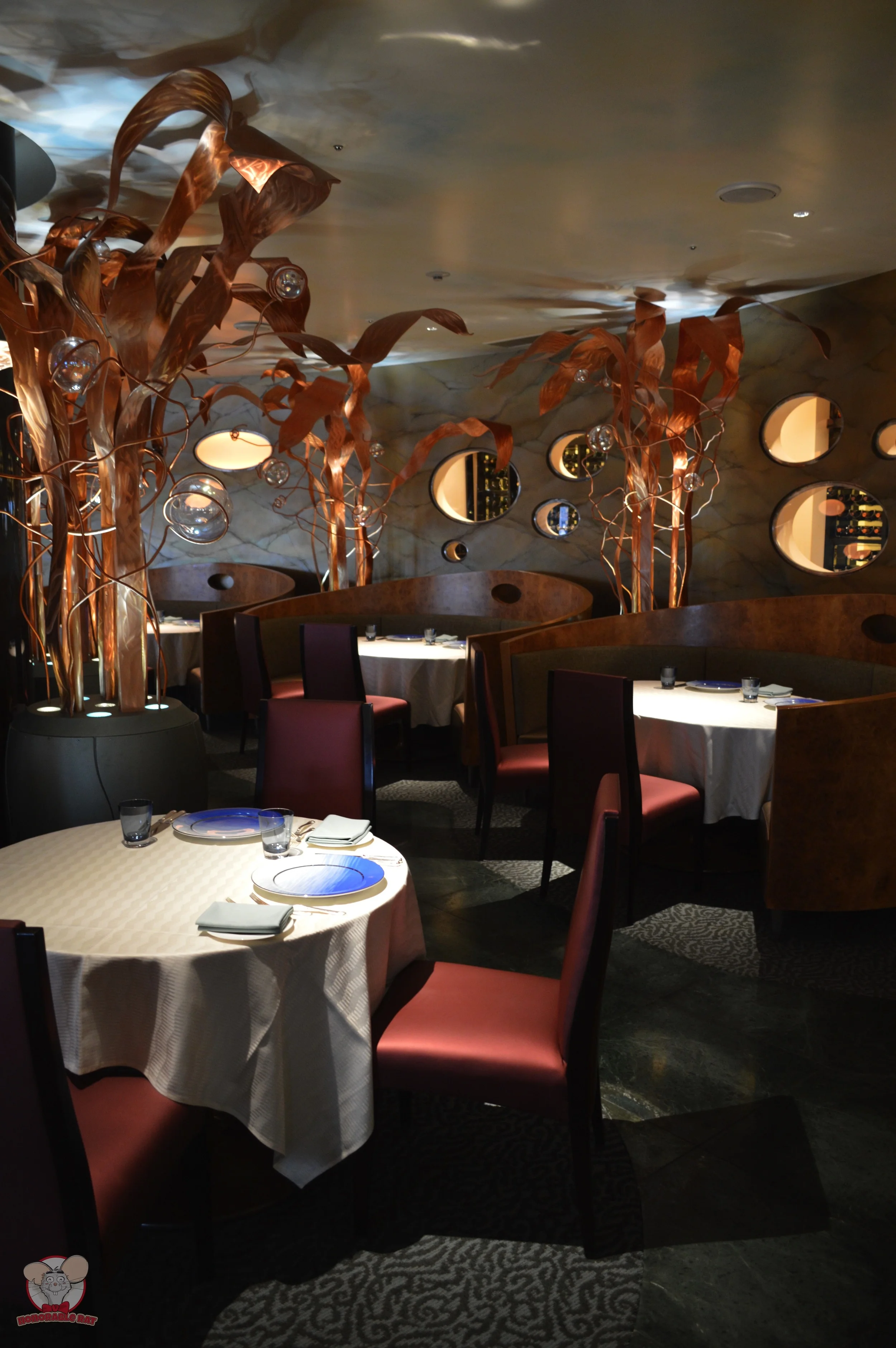 A little bit of metallic seaweed to keep you company while having your meal