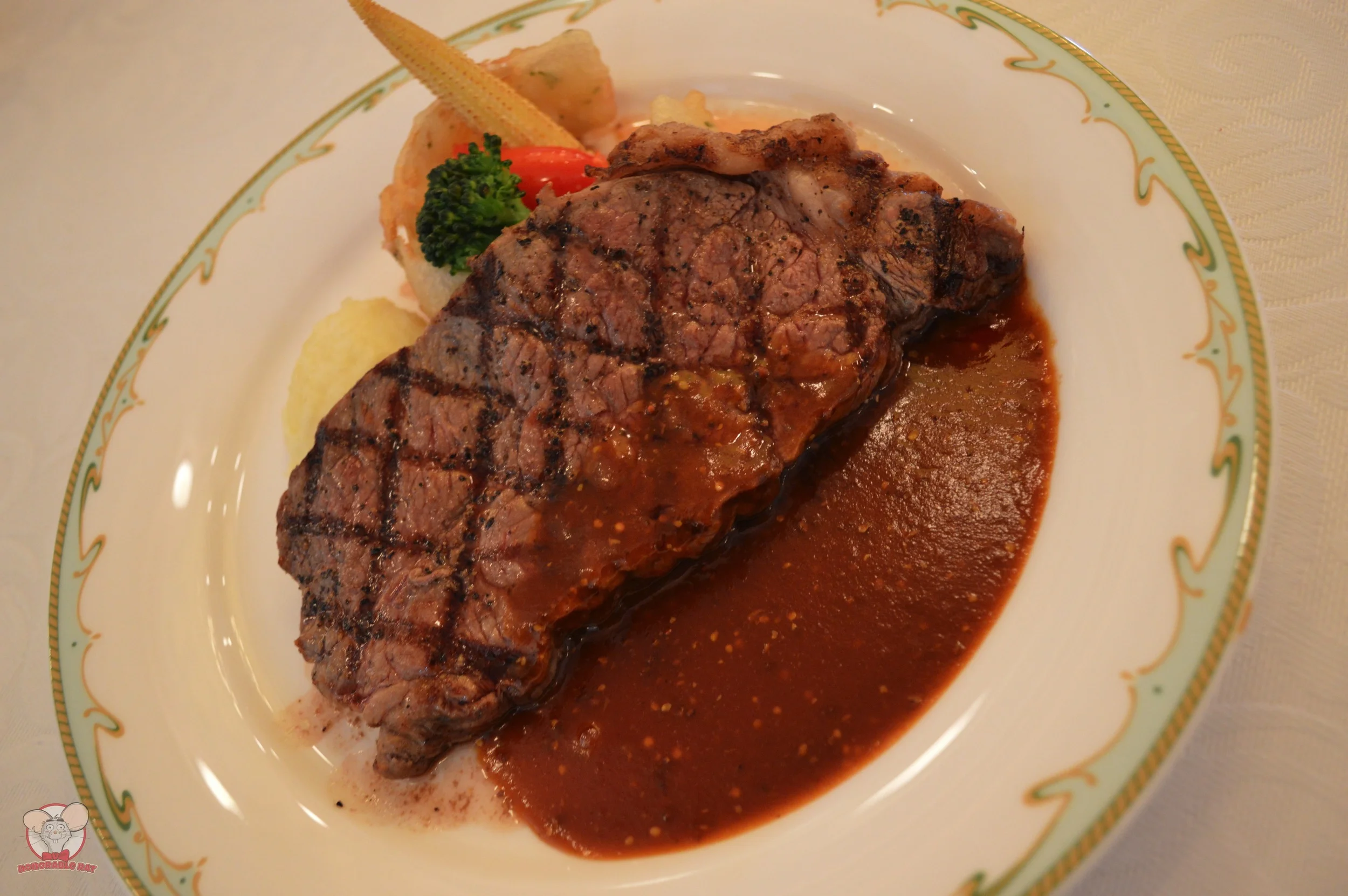 Sirloin Steak with Mashed Potatoes and Seasonal Vegetables