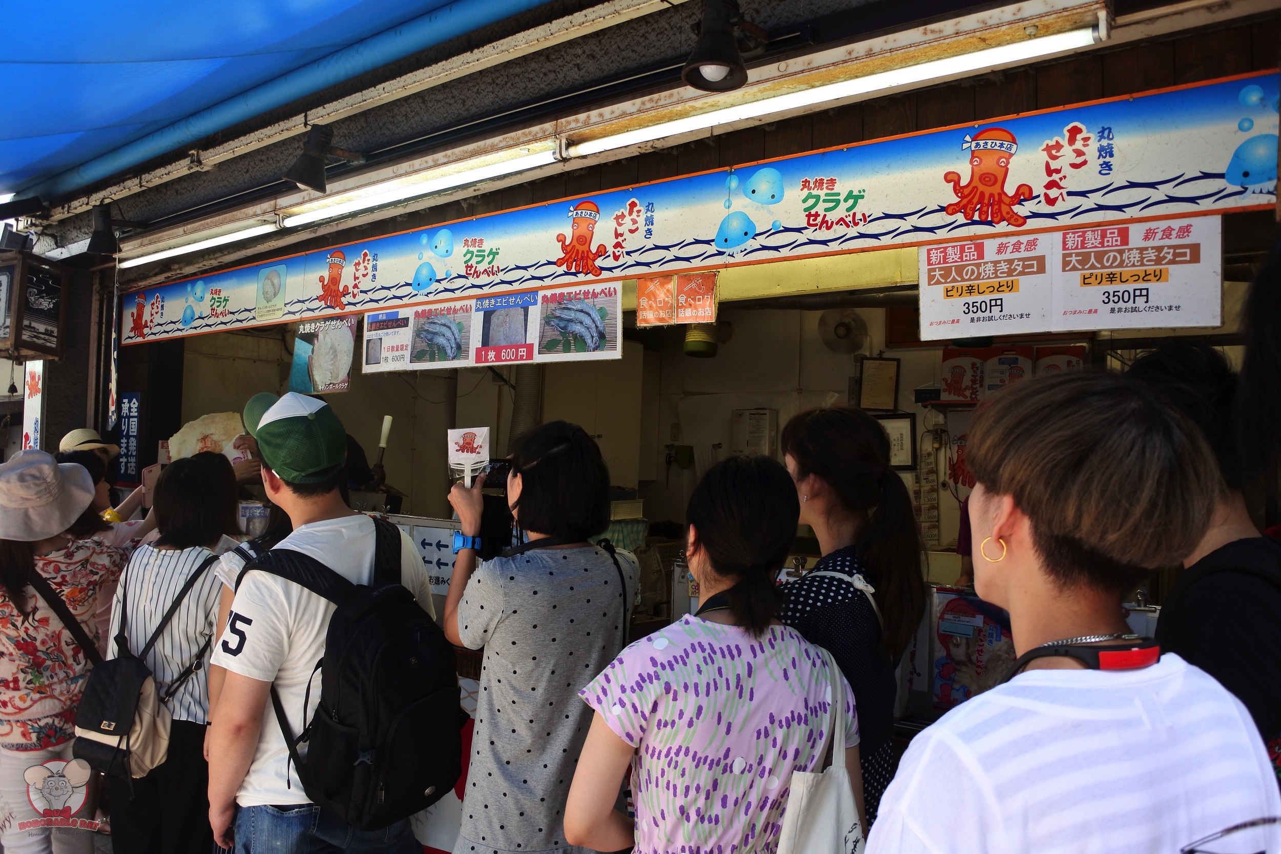 There's always a line for Tako Senbei at Asahi-Honten