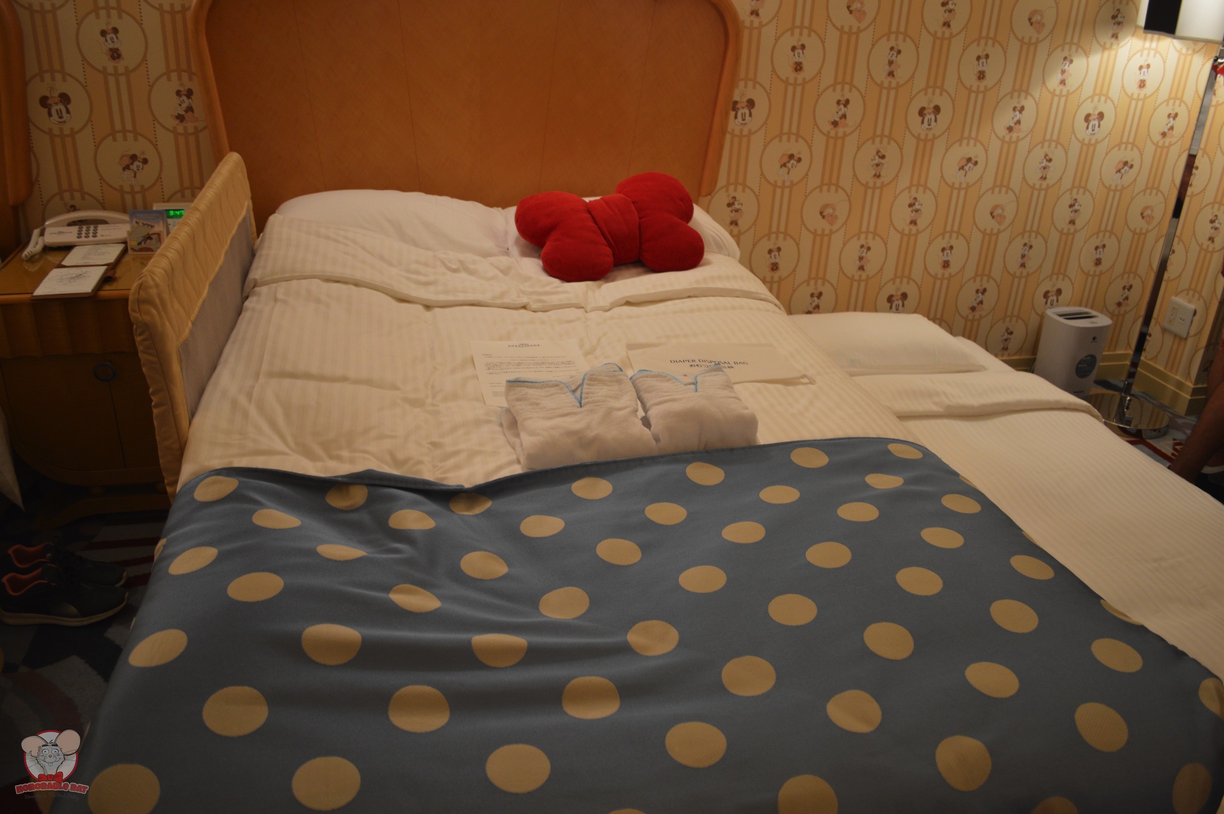 Bed with trundle bed