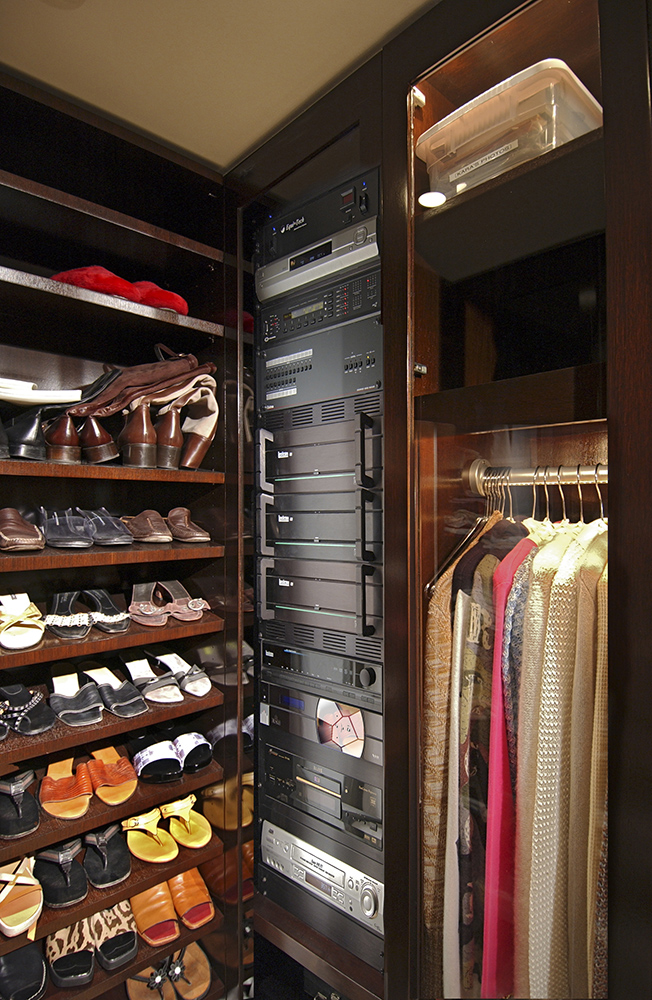 JNR-21-Closet_with_Rack.jpg