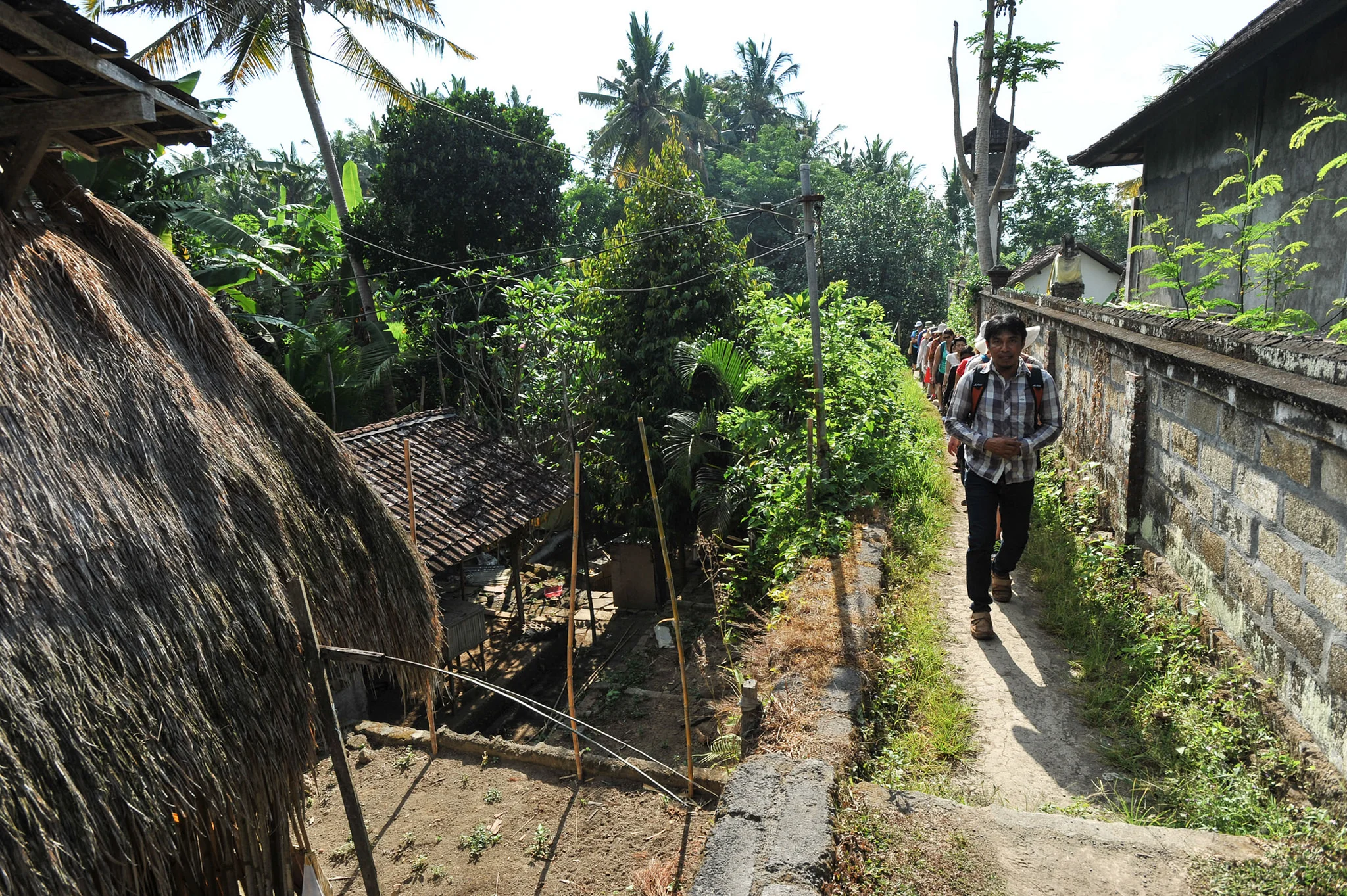Follow the leader through the back of Ubud. Image Credit: Matt Oldfield. Jalan Jalan.
