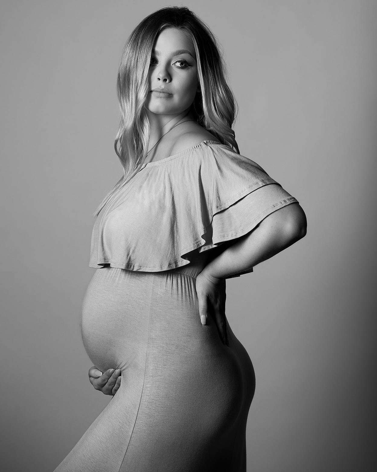 Here is the second look we did today. Proud papa and grandpa to be. Love shooting with my daughter. Something great in this crazy world. .
.
#kyraharben #scottharbenphotography #scottharbenphotographer #profoto #parabolix #pregnant #pregnantphotograp