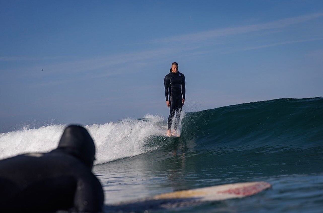 shapers have always been the first at getting involved with chariots 🙏 4/3 chest zip on another classic board maker - Jack @saltyshapes_ 🙌 captured by @_jamie_elliott in his 6/5 custom ☀️ 

#chariotsofthesun #customwetsuits #noseride #hangten #salt