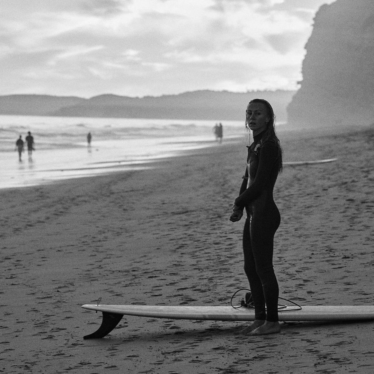 @rhosanna.gul in a custom 4/3 chestzip 🇵🇹☀️ captured by thee @hugoanddeb 🙌

Still got a slot left for our March wetsuit builds, DM or get on our site 👊 worldwide shipping available. 

#chariotsofthesun #customwetsuits #singlefin #longboard #surf 