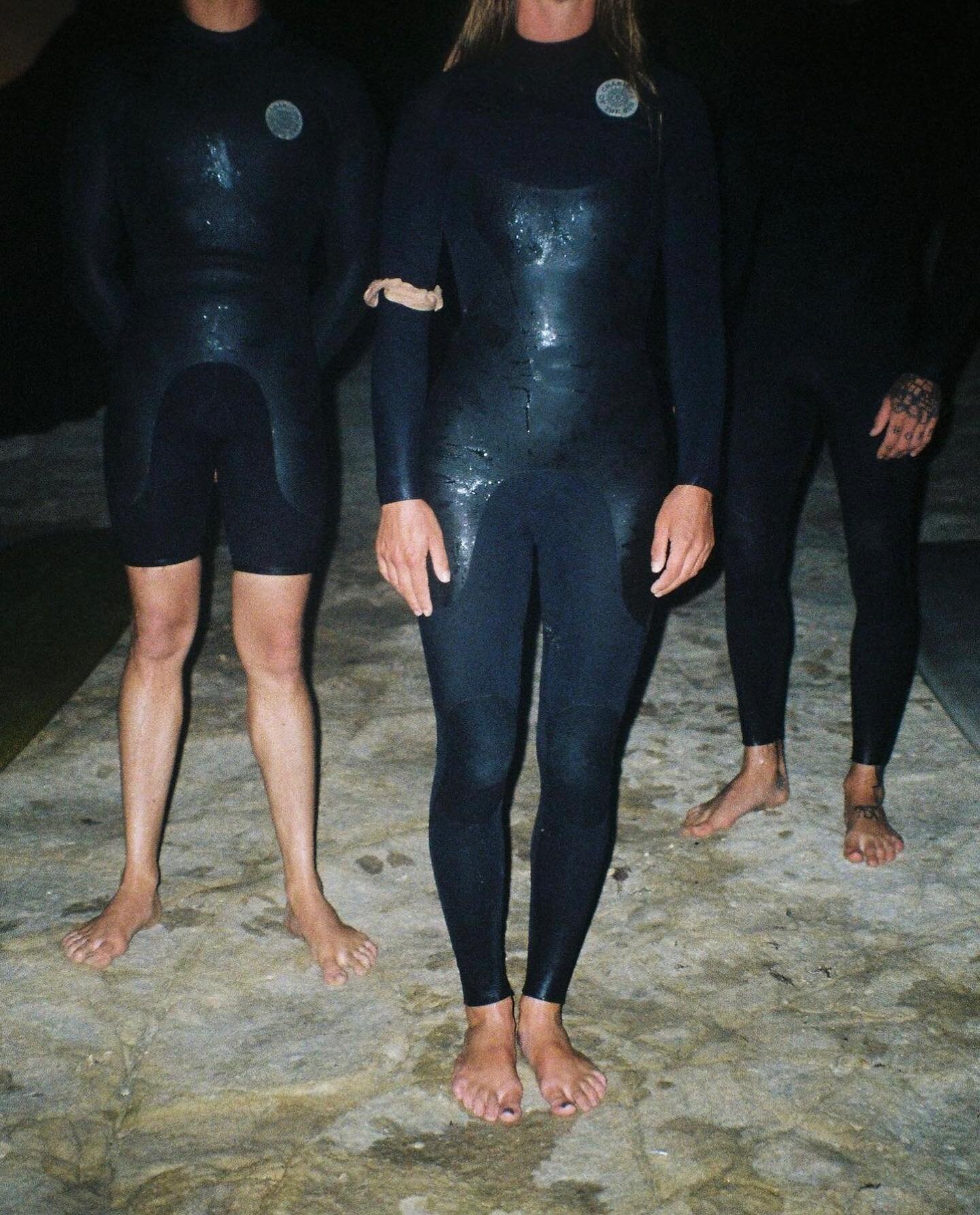 crew shot by @hugoanddeb 🙏☀️🙏

@rhosanna.gul @toxicmagic.shapes @happychemicalsfactory 

#chariotsofthesun #wetsuits #surfing #yamamoto