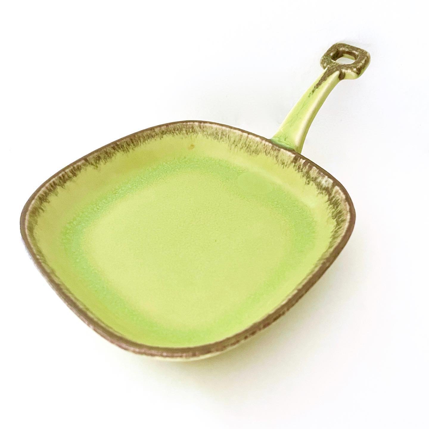 Atomic California kitchen inspo - mid century Winfield Pottery (Pasadena)