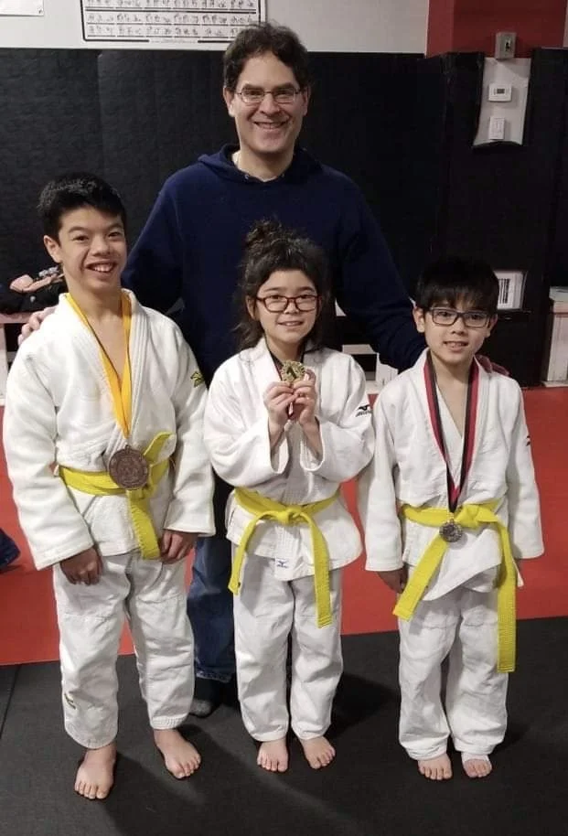 Wexler Family – Jeffrey Wexler proudly poses with his 3 children, Daniel, Sarah and Noah