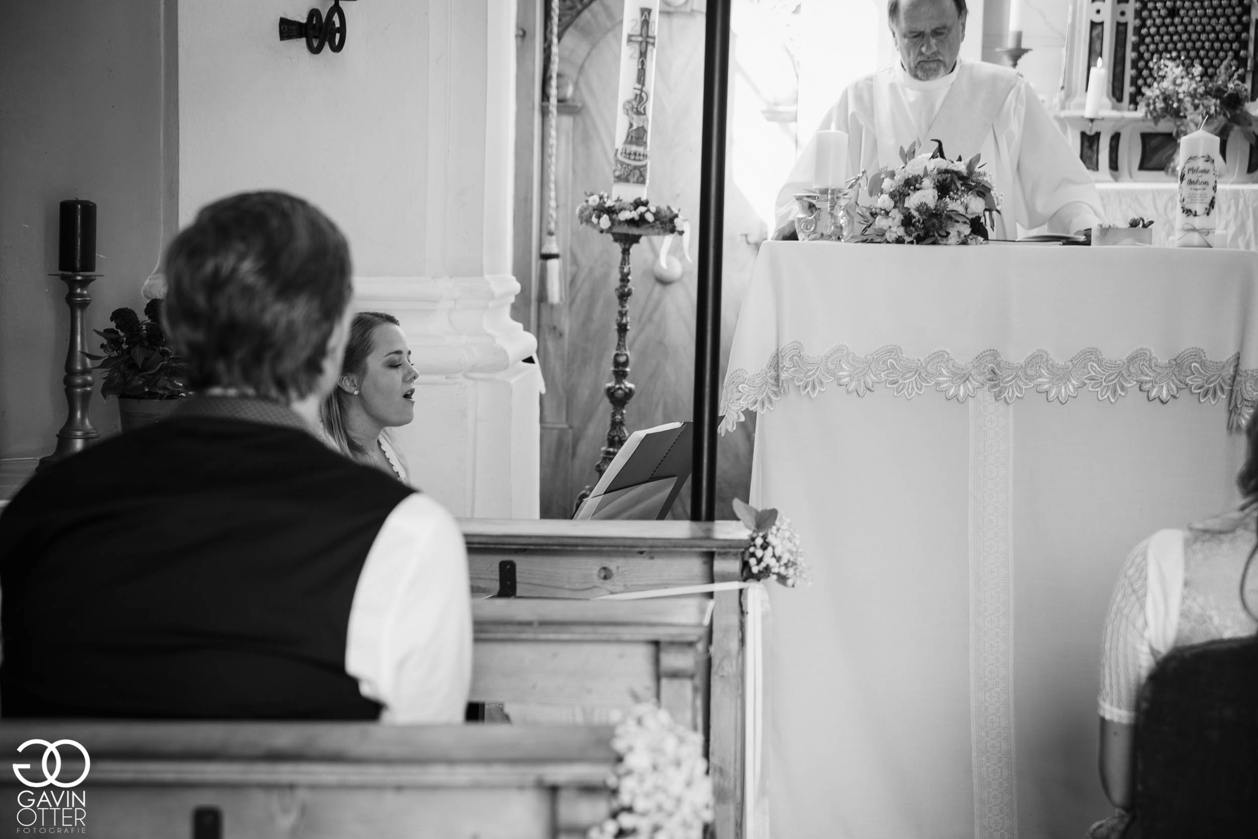 17 Ein Freund singt auf einer Hochzeit.jpg