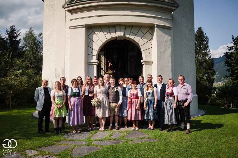 25 Hochzeits-Gruppenfoto vor der Burgschrofen Kapelle.jpg