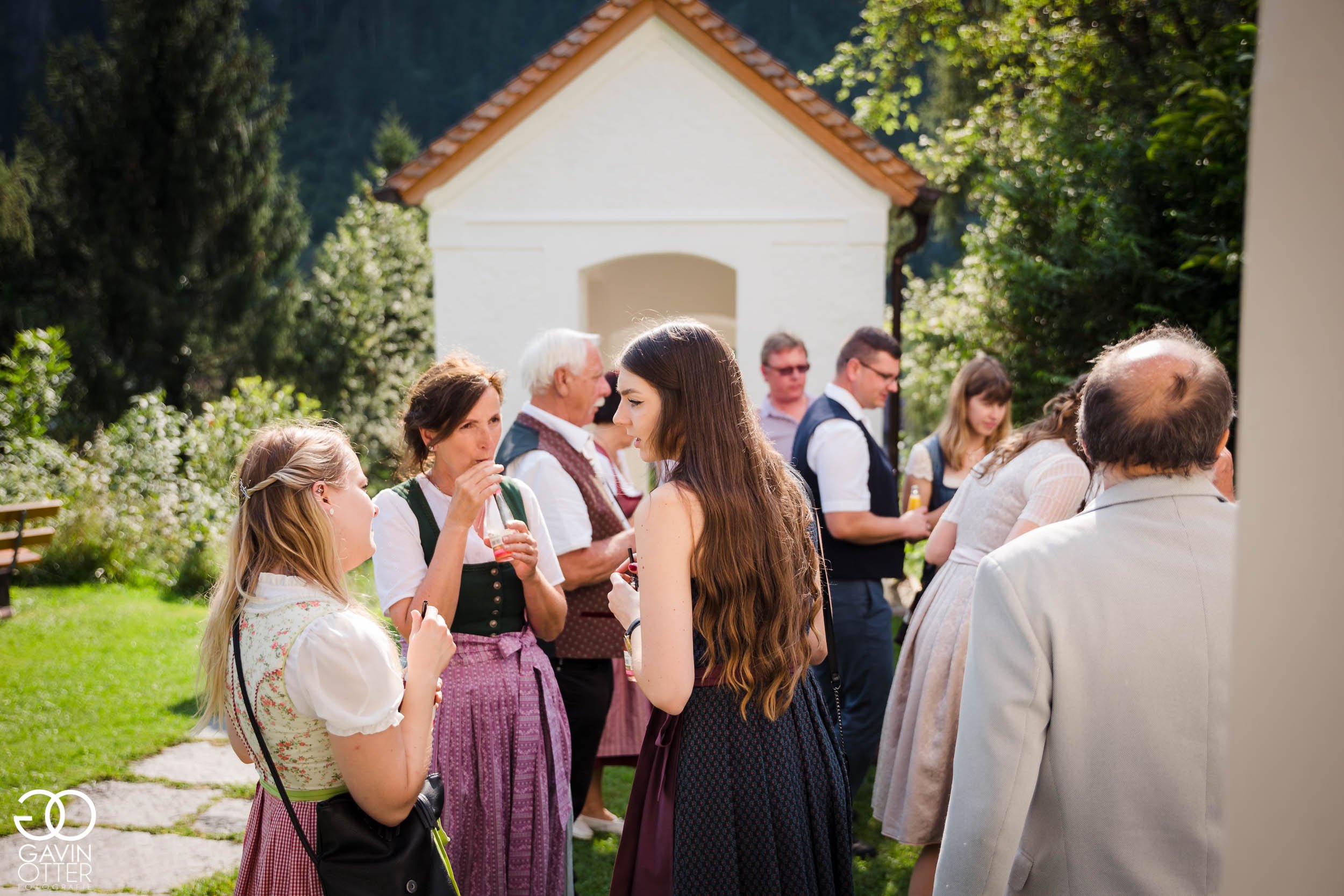 26 Hochzeitsfeier auf der Wiese Kappelle in den Alpen.jpg