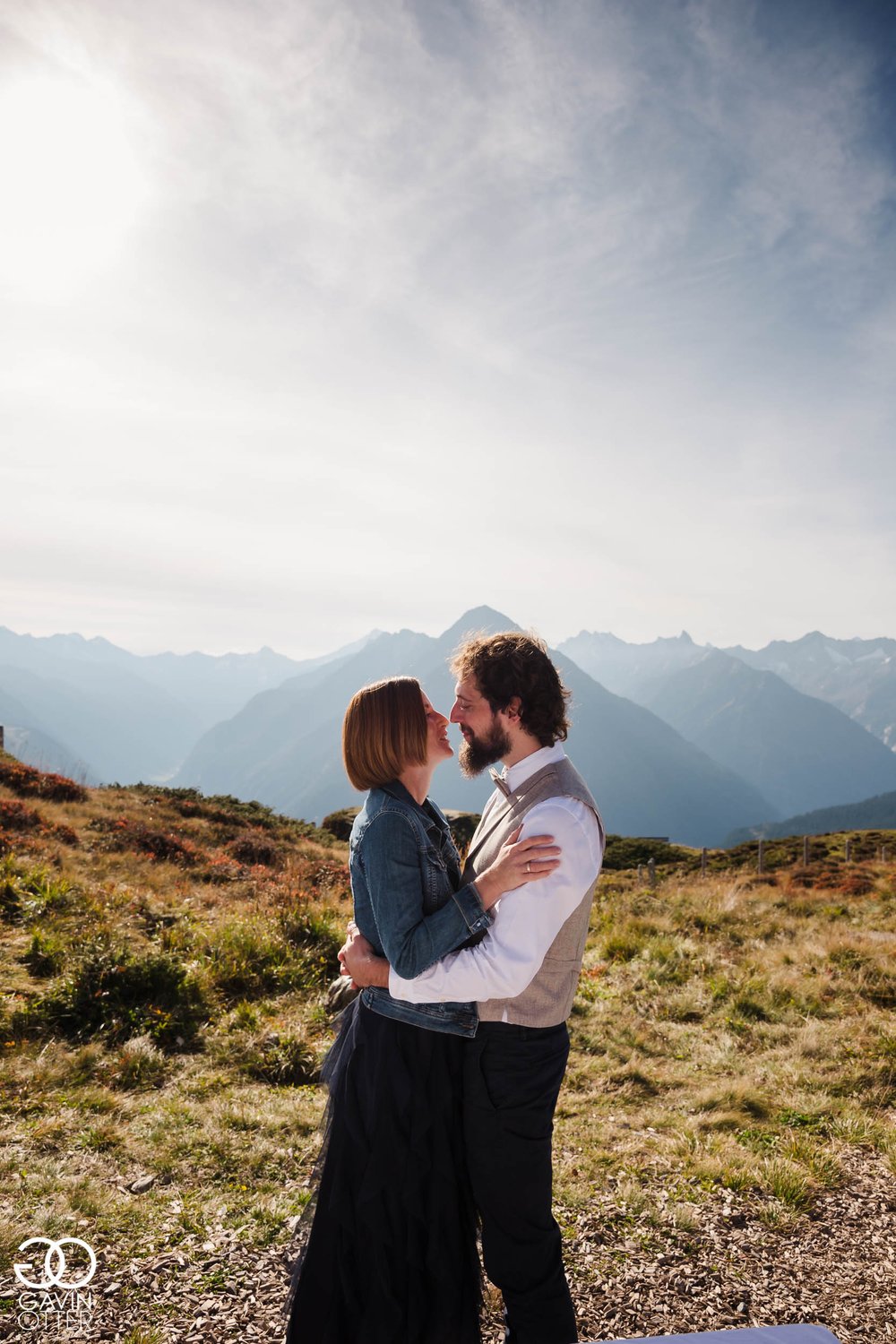 Kuss am Hochzeitstag in den Zillertaler Alpen.jpg