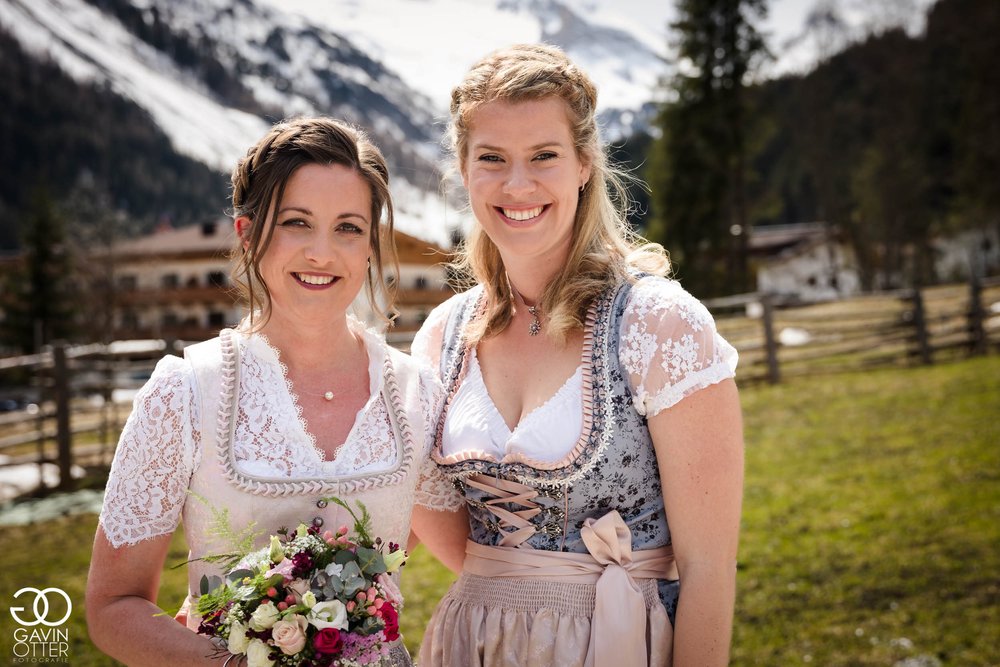 Braut und Trauzeugin in den Tuxer Alpen.jpg
