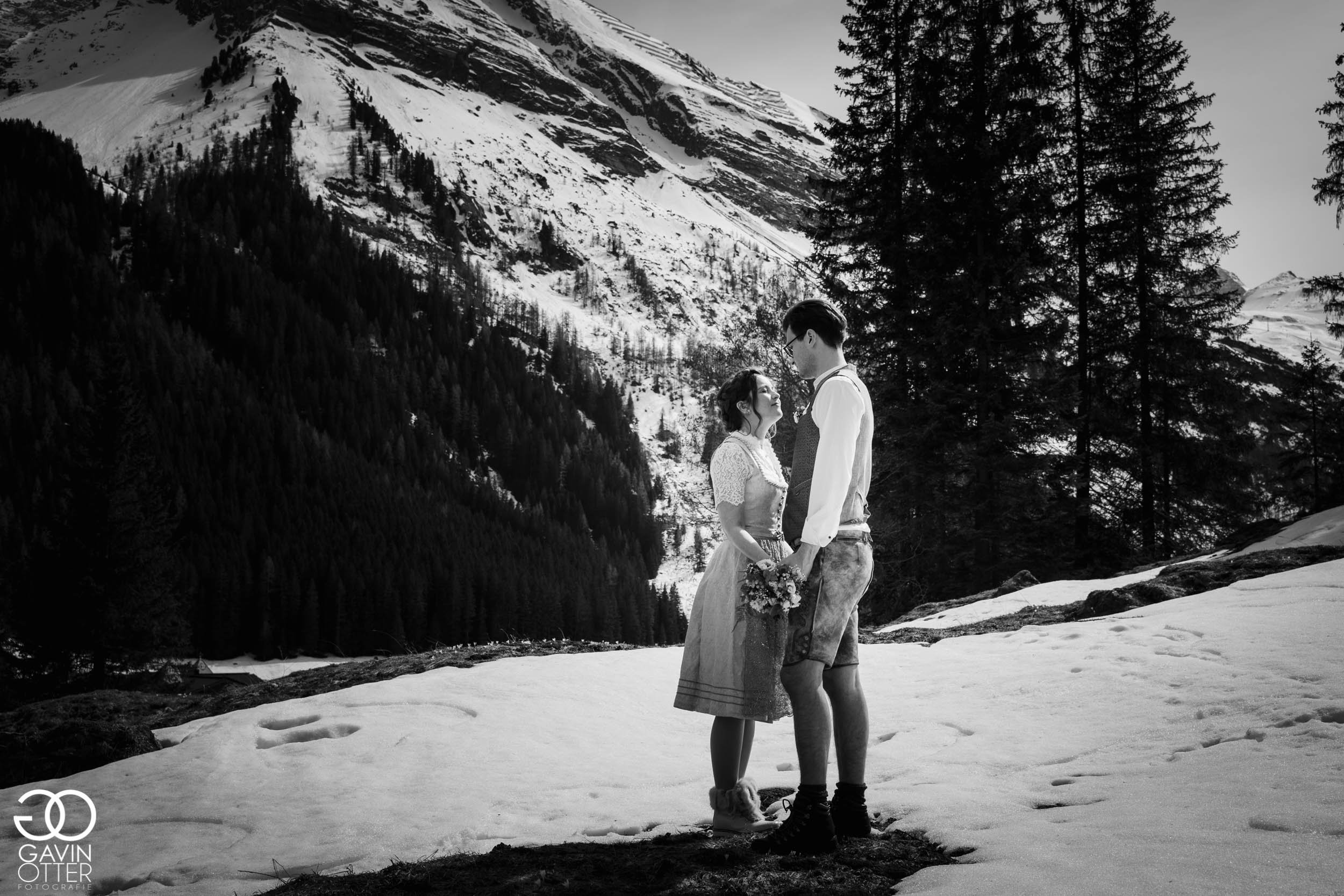 Brautpaar gibt sich im Schnee das Ja-Wort.jpg