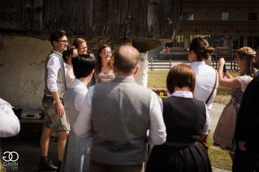 Freunde beim Hochzeitsfoto in Tux.jpg