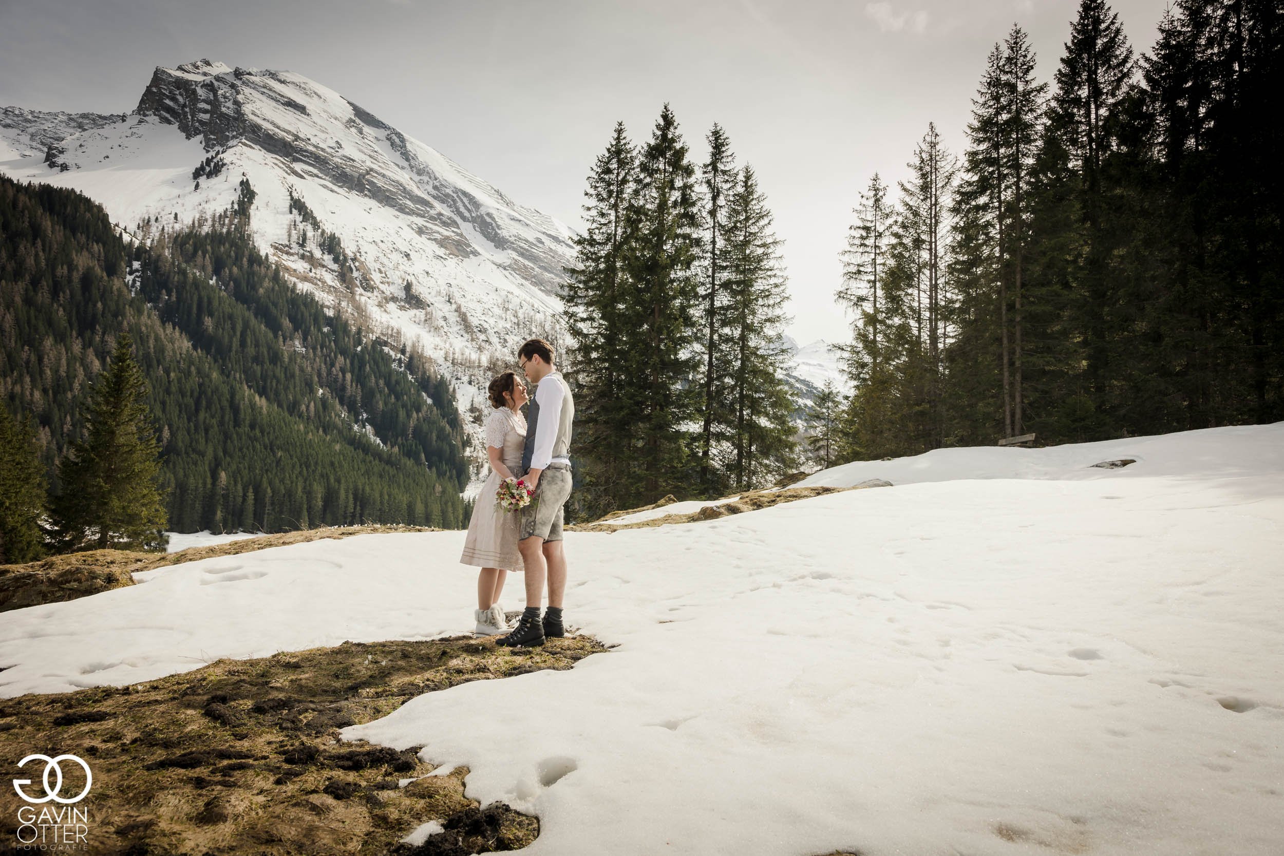 Hochzeit in einem alpinen Wald.jpg
