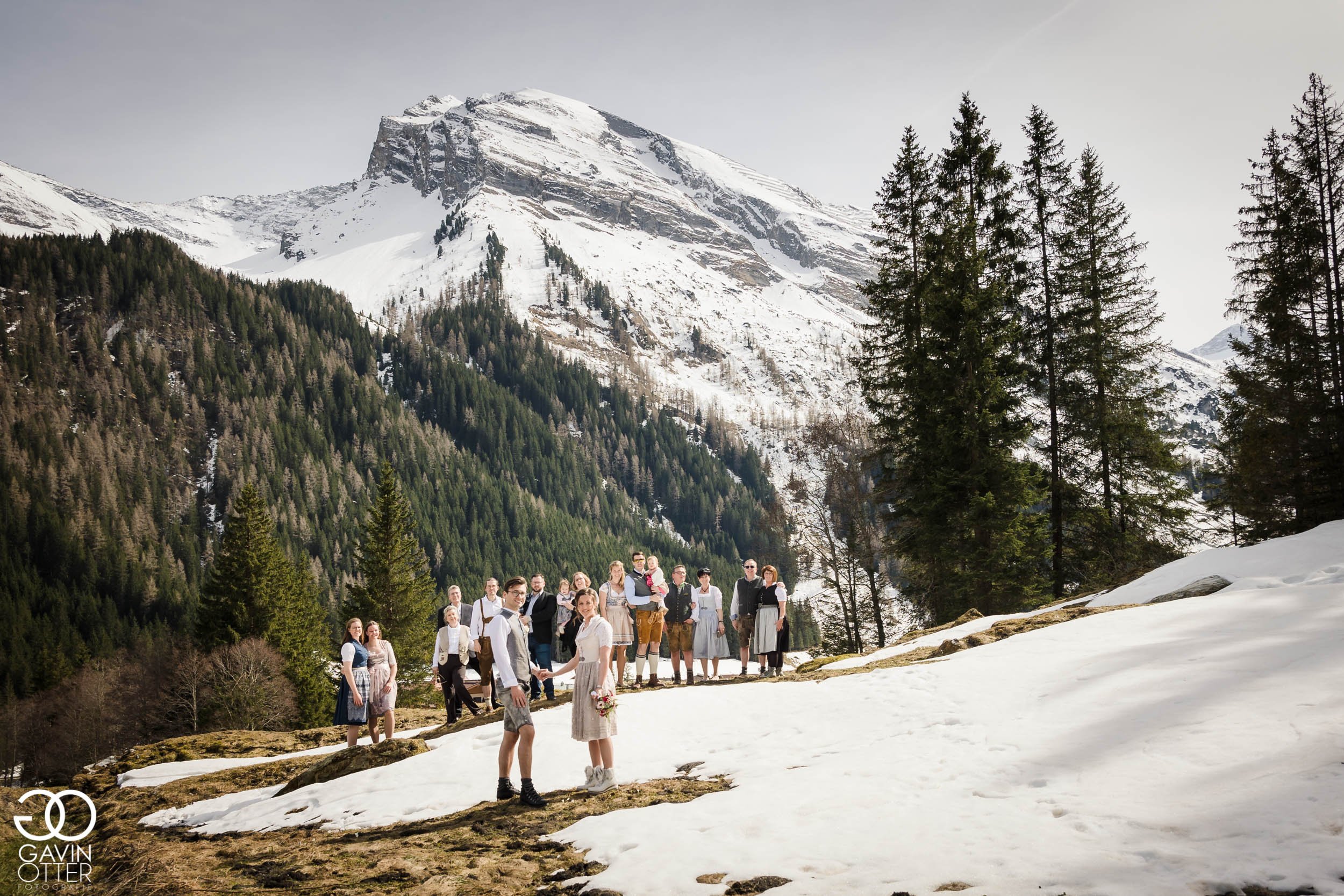 Hochzeitsgruppe vor den Bergen.jpg