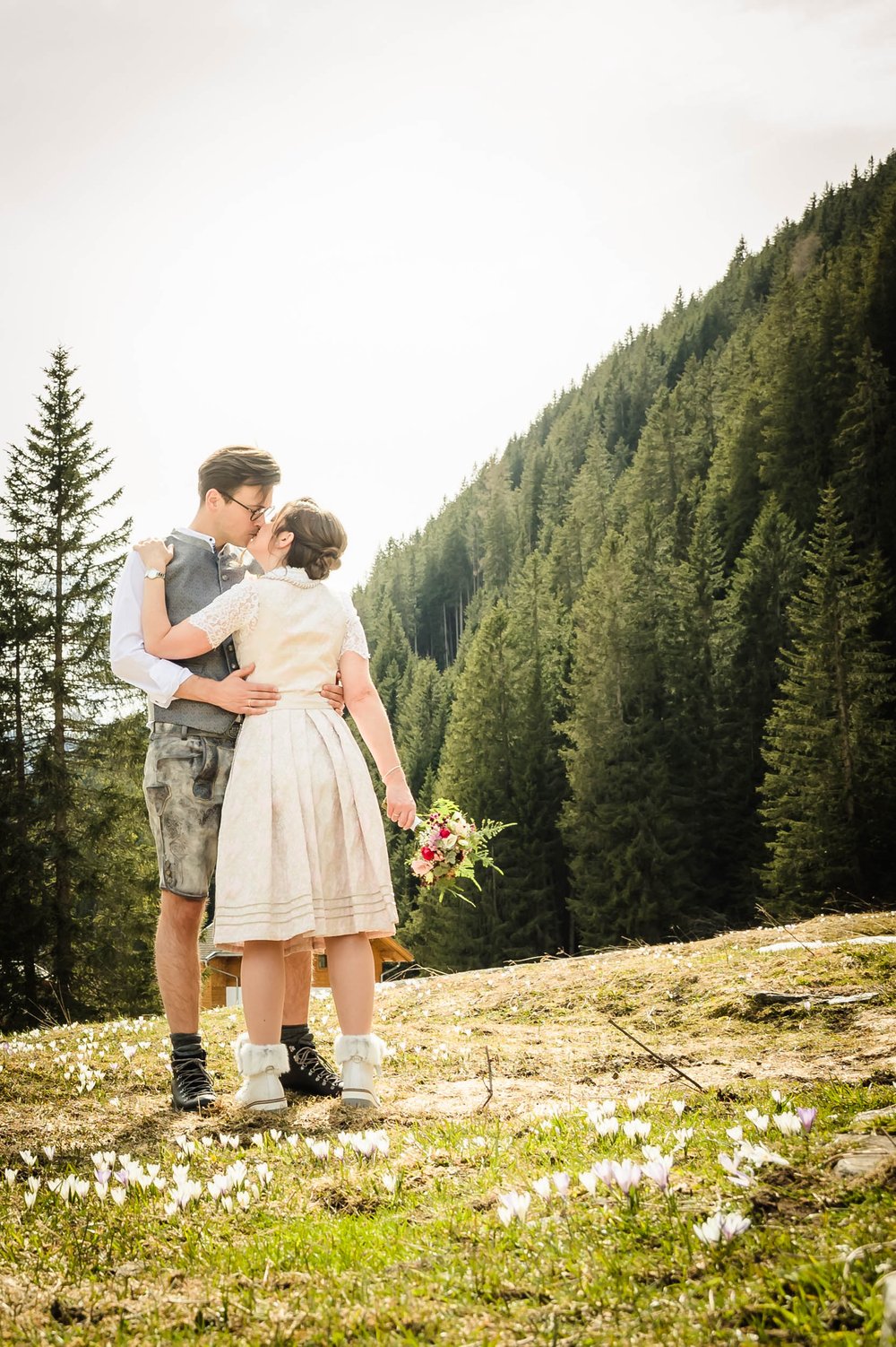 Hochzeitskuss im Feld der Schneeglöckchen.jpg