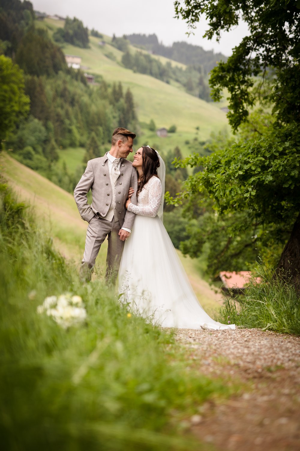 14 braut und bräutigam auf dem bergweg.jpg