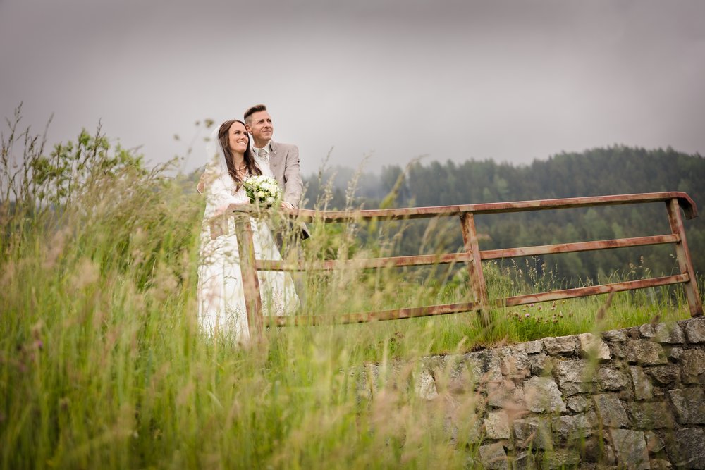 18 Brautpaar auf einer Brücke in den Alpen.jpg