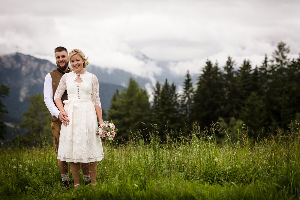 12 Brautpaar im Alpenpanorama.jpg