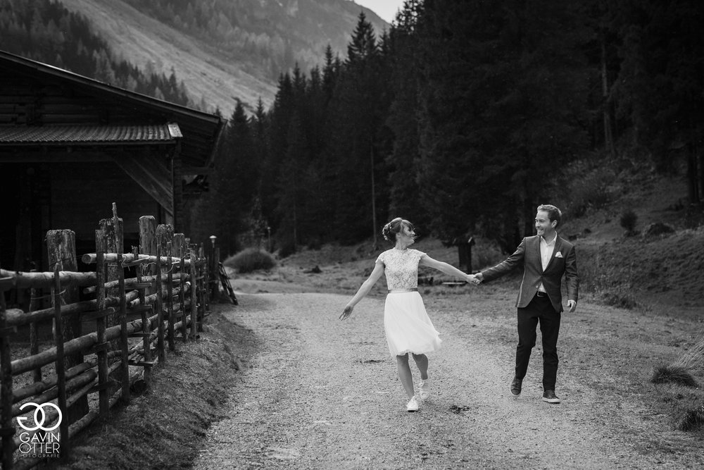 Brautpaar beim Wandern auf einem Alpenweg.jpg