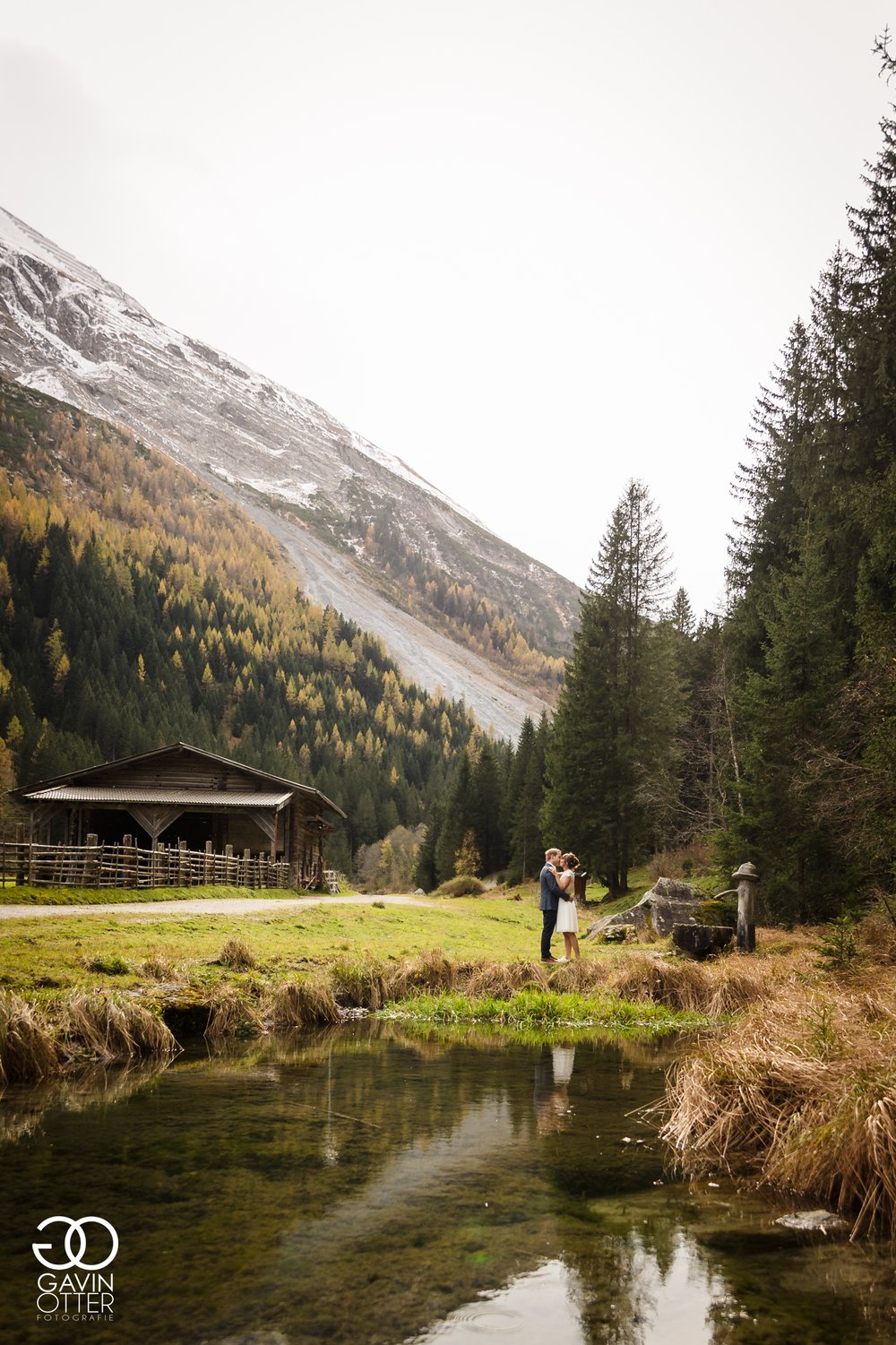 Brautpaar an einem Alpensee.jpg