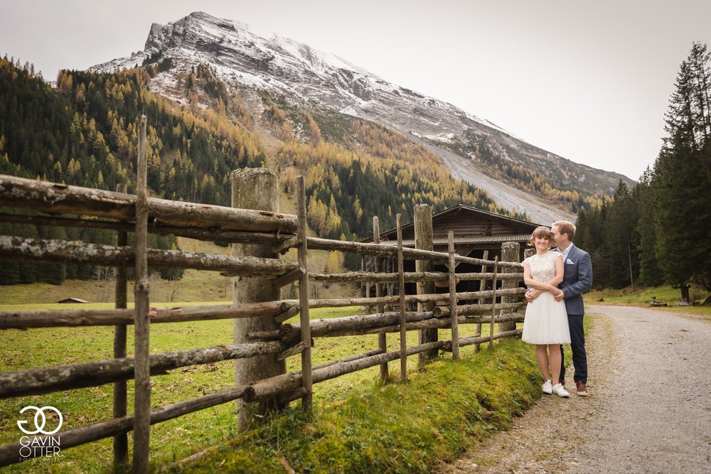 Hochzeitspaar auf einer Alm.jpg