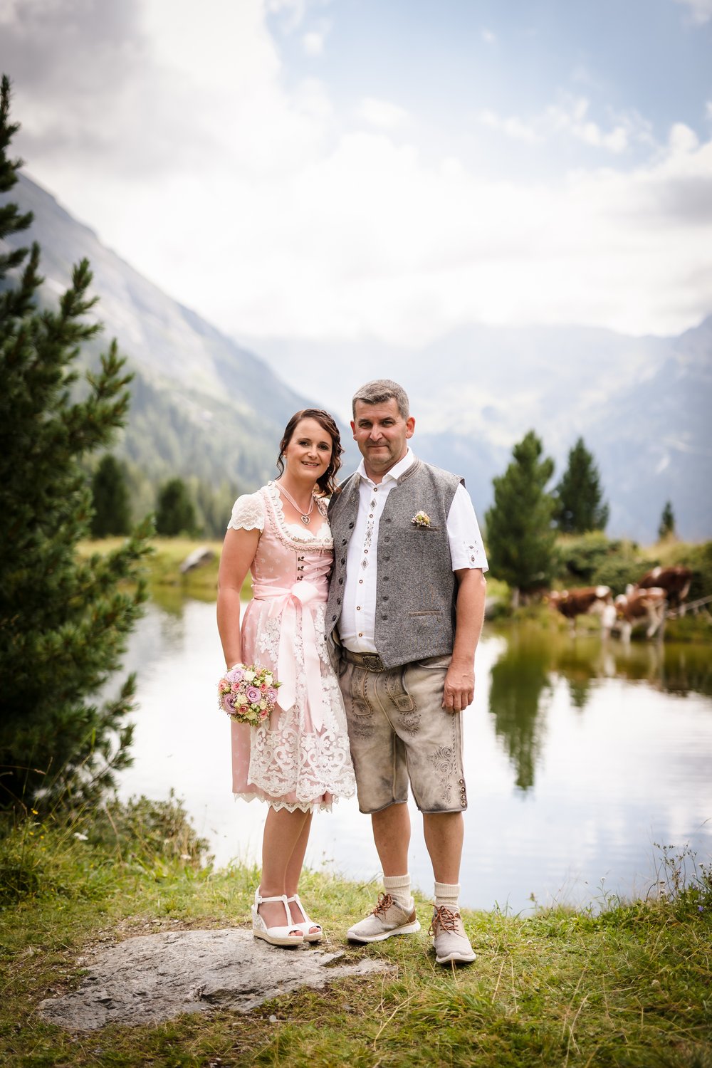 Hochzeitspaar an einem Alpensee.jpg