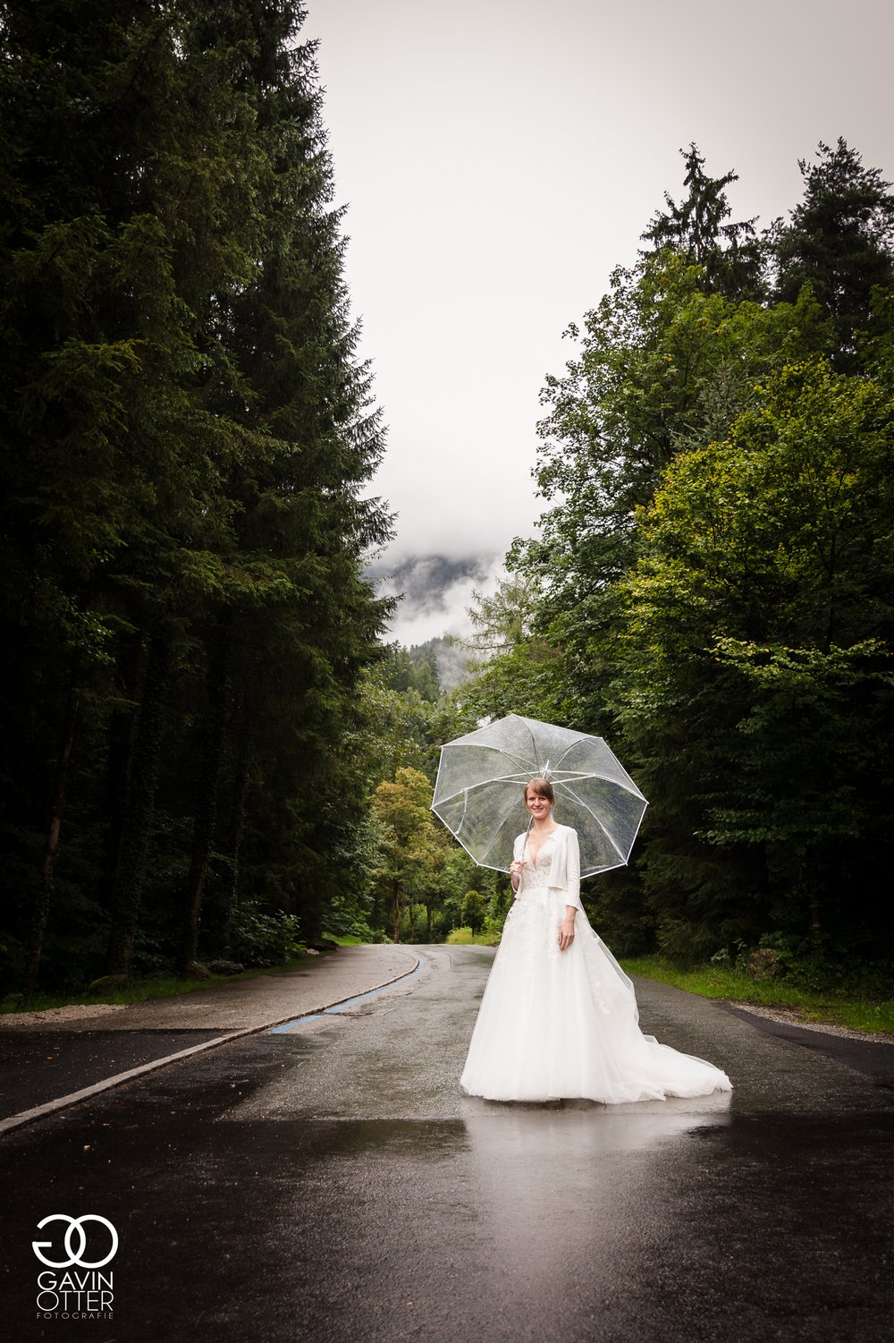 Braut im Regen in den Bergen.jpg
