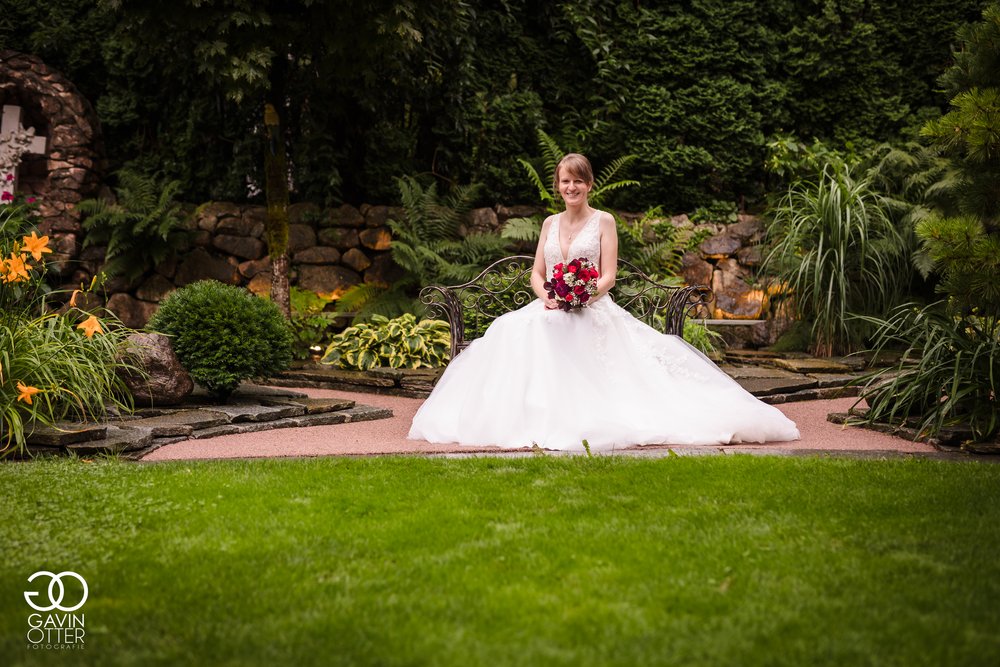 Braut in einem wunderschönen Garten.jpg