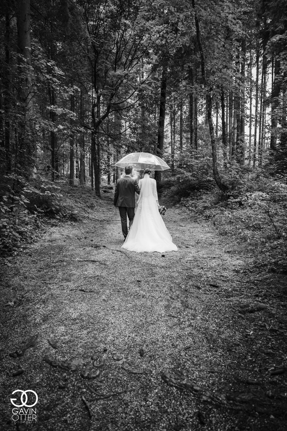 Brautpaar geht im Wald spazieren.jpg