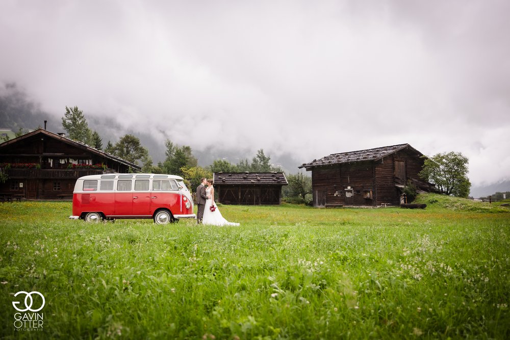 Brautpaar mit Oldtimer-VW-Bus in Zell am Ziller.jpg