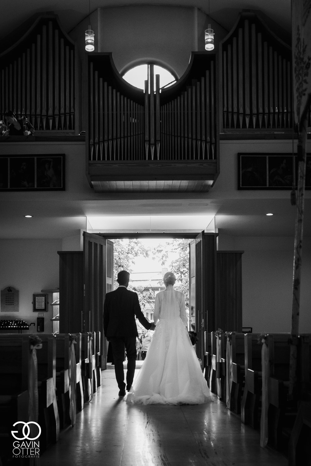 Brautpaar verlässt die Kirche.jpg