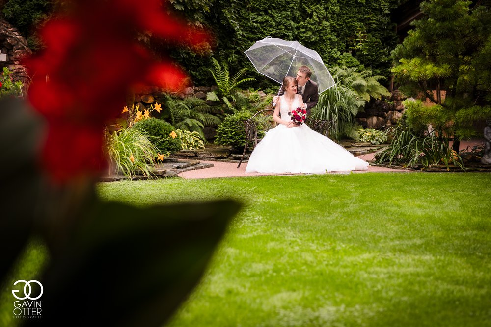 Hochzeitspaar in einem wunderschönen Garten.jpg