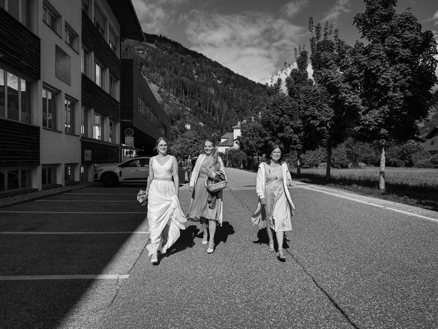 Drei Generationen auf dem Weg zur internationalen Hochzeit im #Zillertal
 Three generations on the way to an international wedding in the zillertal #hochzeitsfotogrsftirol @gavinotter