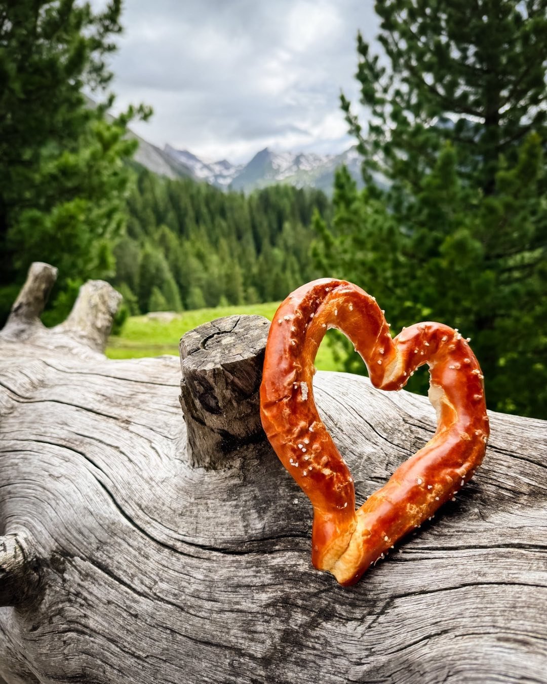 Another beautiful wedding in the mountains. Rain or shine, all you need is love!  Eine weitere wundersch&ouml;ne Hochzeit in den Bergen. Ob Regen oder Sonnenschein, alles was Sie brauchen ist Liebe! #hochzeit #wedding #loveisintheair #allyouneedislov