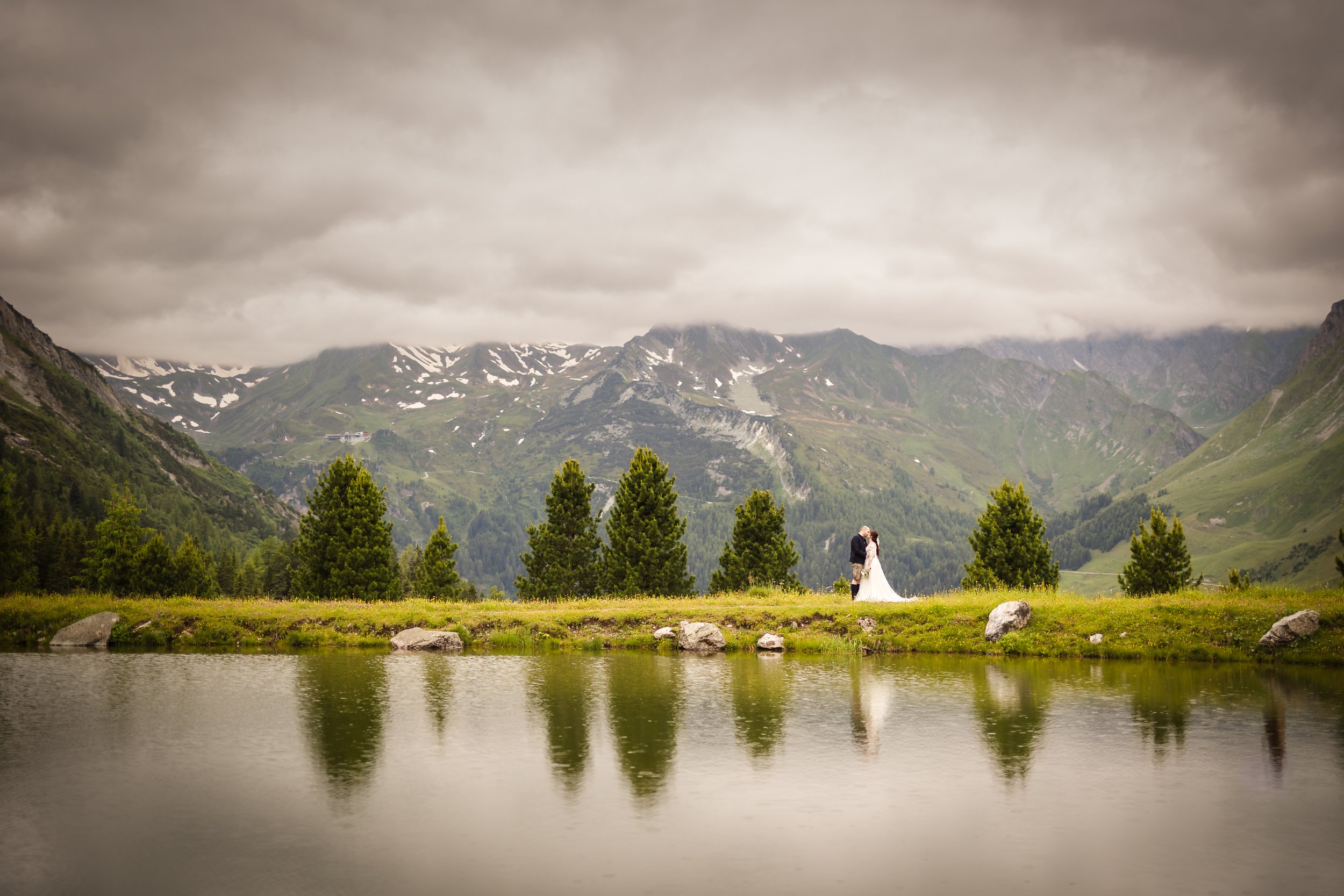 bridal couple at a lake on a misty day in the mountains