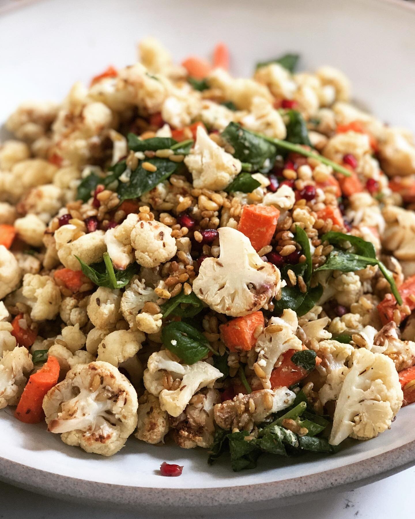 It&rsquo;s get-your-freekeh-on-Friday with our amazing grain salad! Cumin and za&rsquo;atar roasted cauliflower and carrots with freekeh, spinach, pomegranate and a garlic-hummus dressing. On the counter now for lunch along with our epic slow-roasted