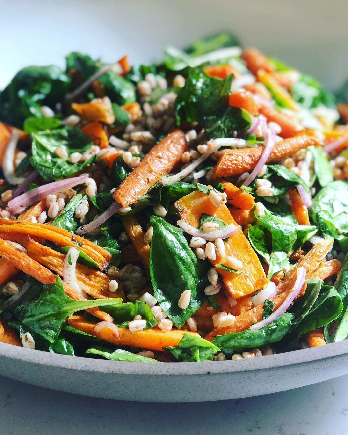 One of our all-time favorite salads is on the menu today&mdash;za&rsquo;atar roasted carrots with baby spinach, farro and a maple-orange dressing. This used to be our &lsquo;lunch date&rsquo; salad back in Sydney and we love it so much, its recipe au