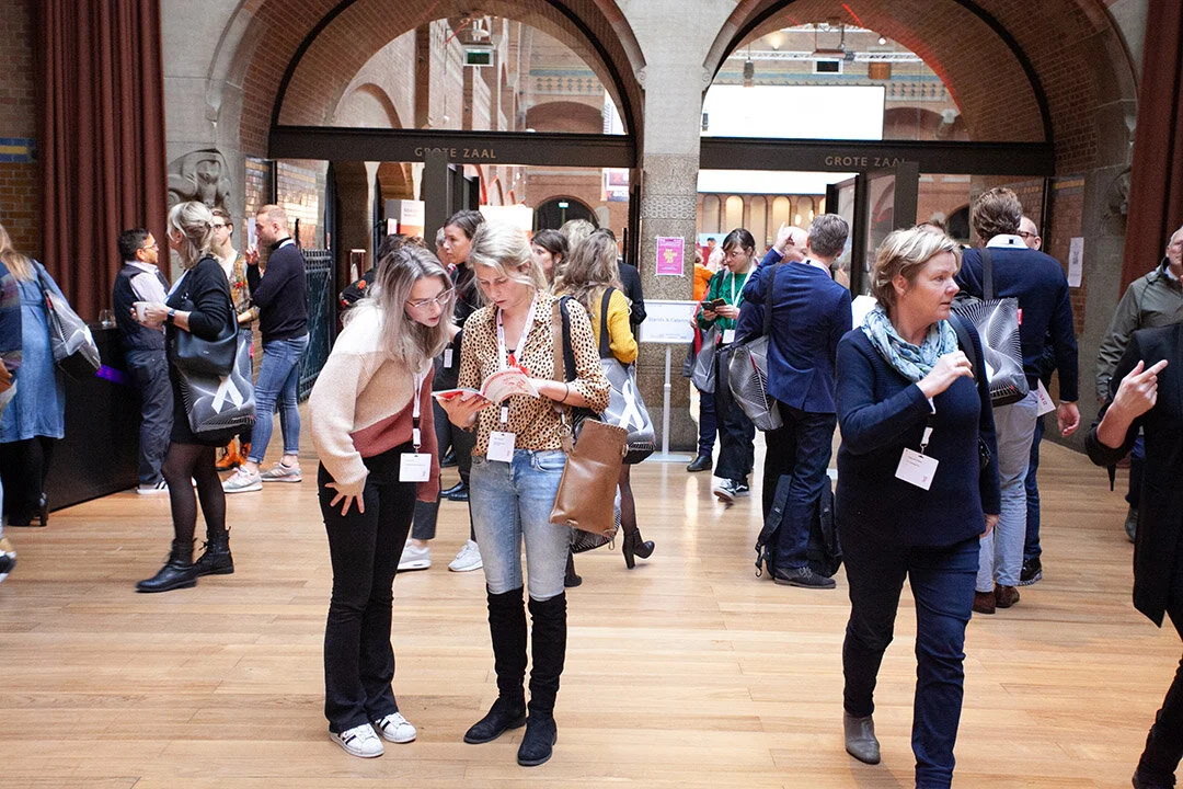 deelnemers in gang met tas.jpg