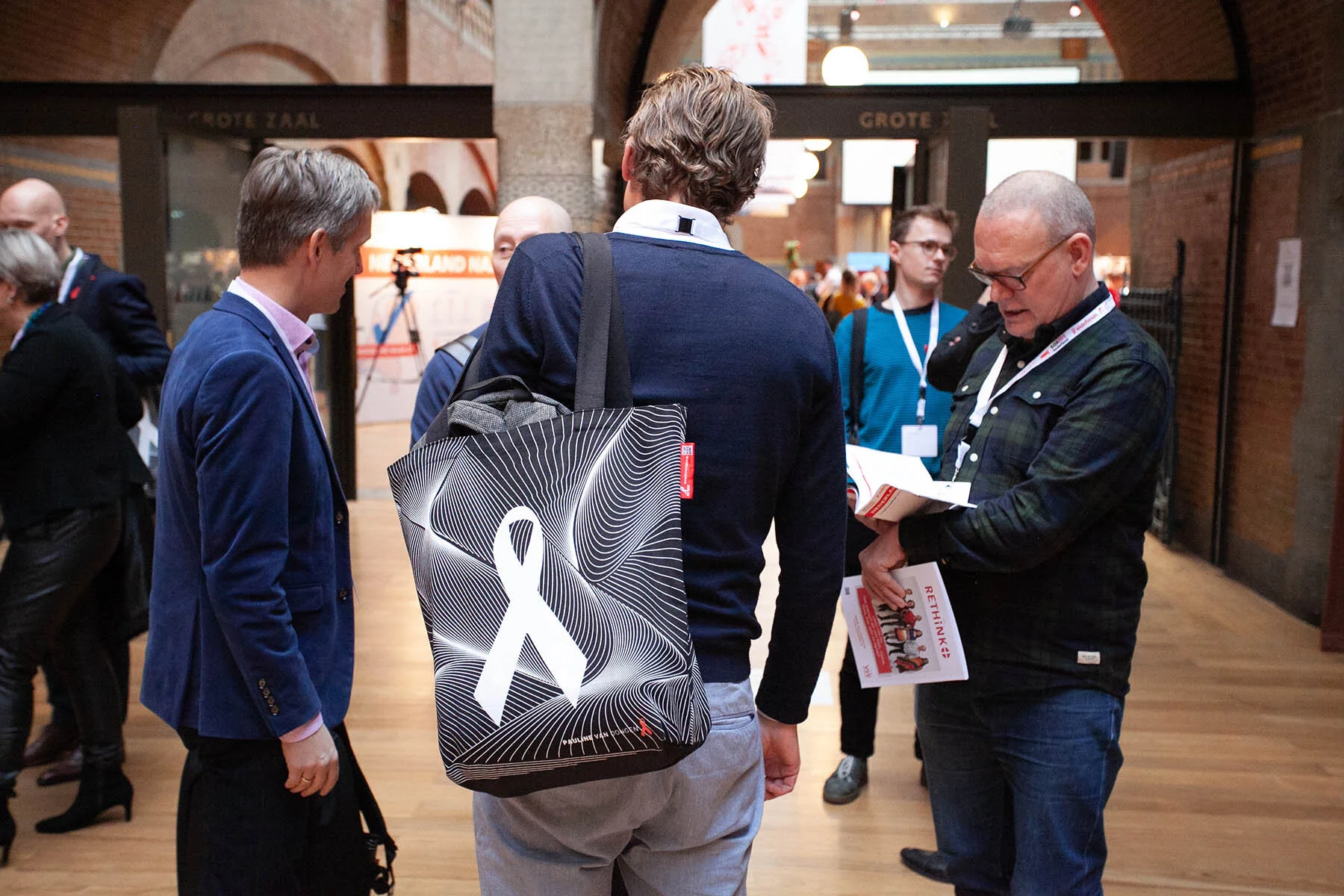 deelnemers in gang met tas_1.jpg