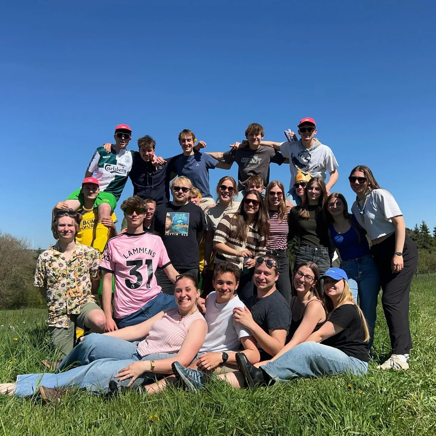 De zonnestralen op onze kampweide zijn al goedgekeurd door de leiding ☀️🌿 
Nu nog wachten op onze &eacute;chte zonnestraaltjes&hellip; jullie!!!

Wij kijken er alvast enorm naar uit deze zomer🌞💛