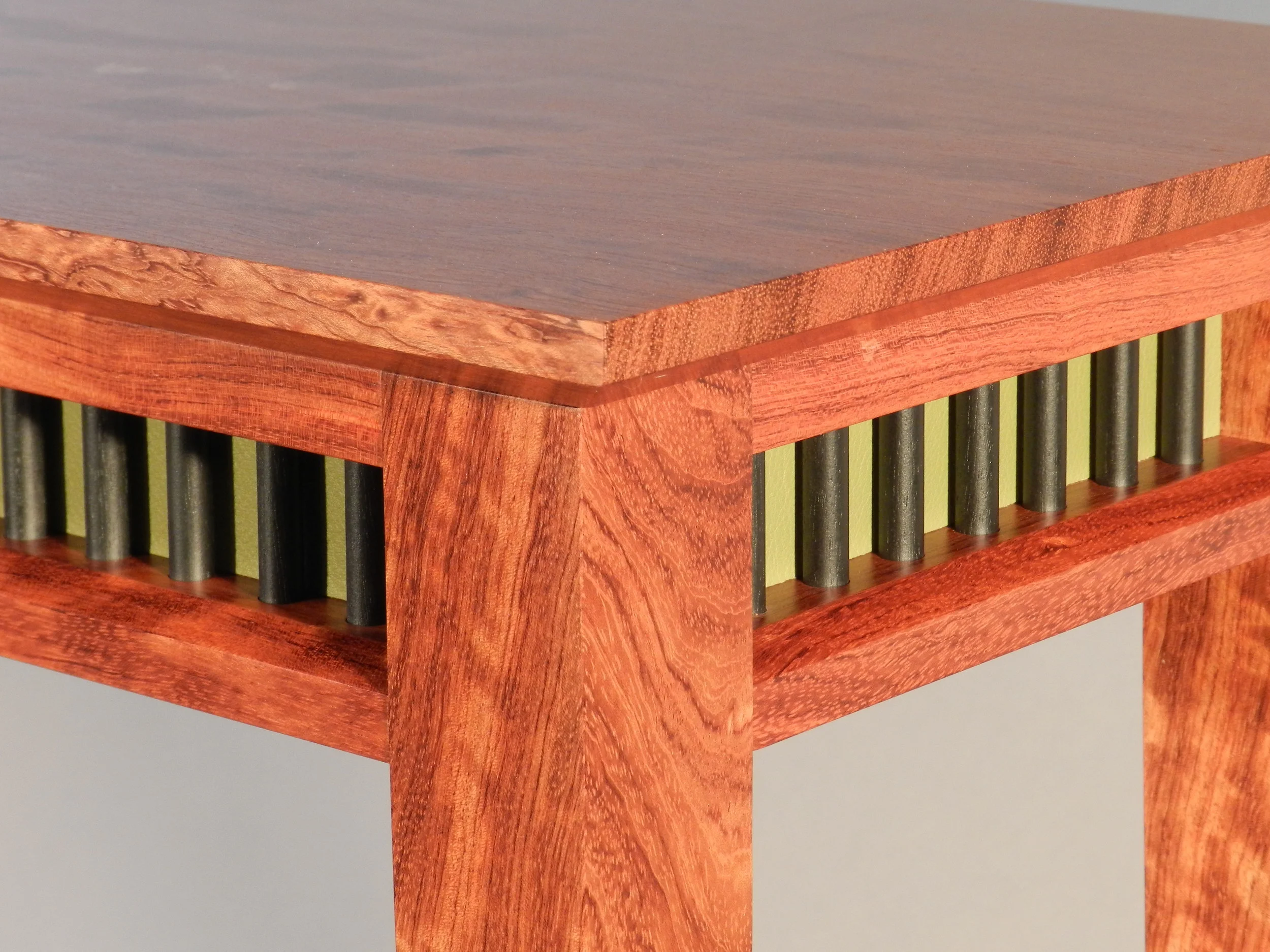 Bubiga console table with leather and lacquered detail