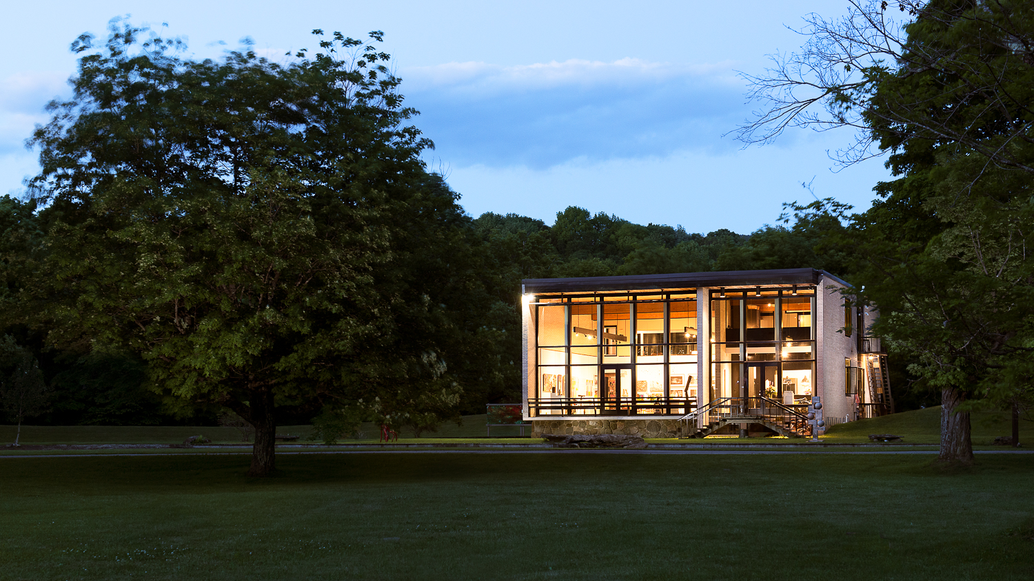 The Bundy Modern emerging out of its natural landscape. 