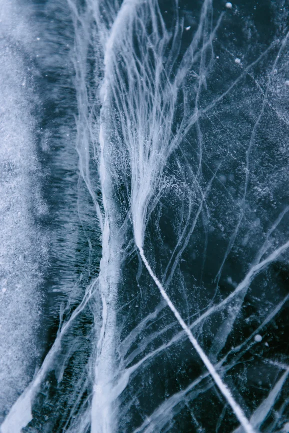 Ice fractures from expanding and contracting
