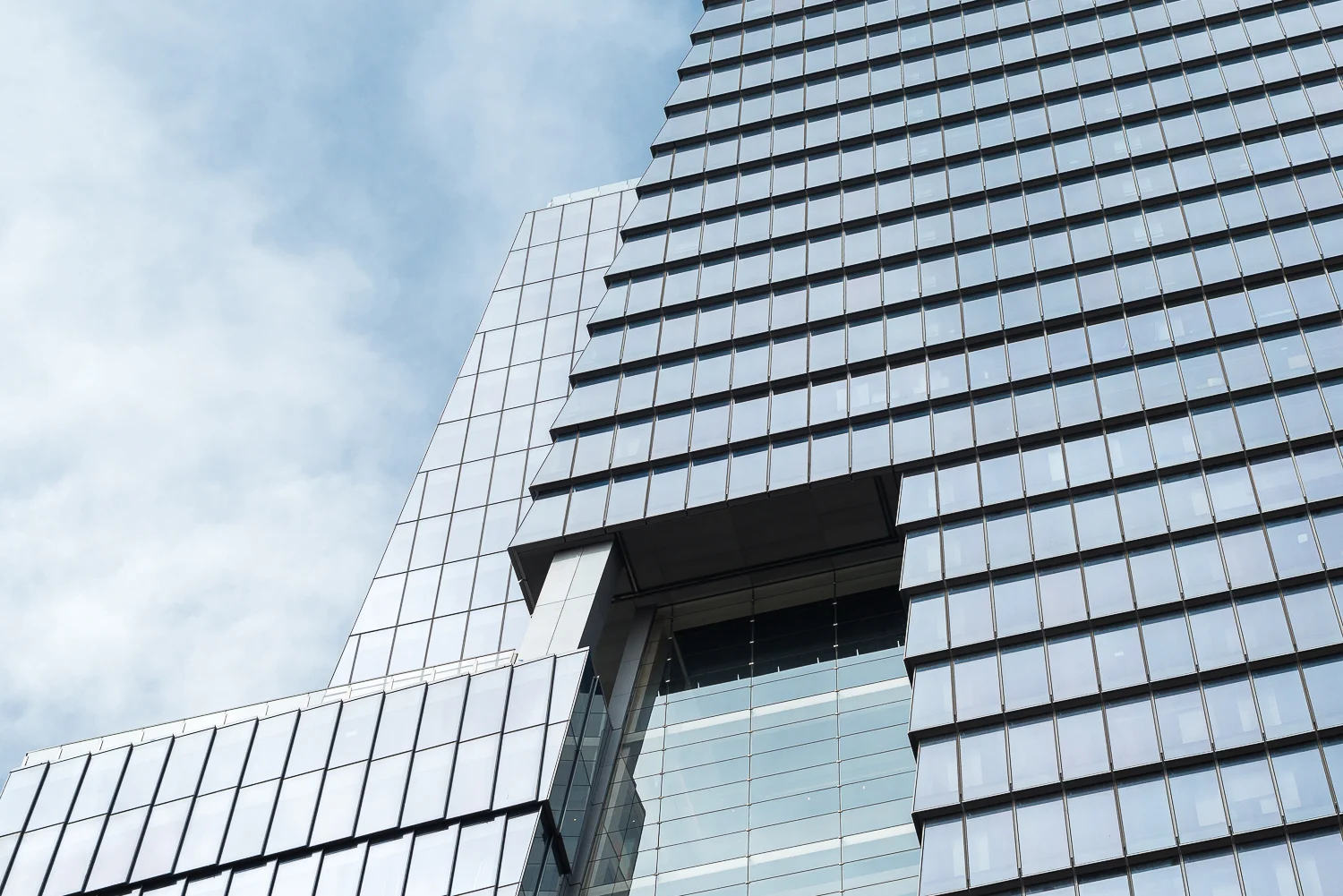 10 Hudson Yards - architect - Kohn Pedersen Fox Associates. Recently opened as commercial office spaces house Coach Inc and L'Oreal Cosmetics. 