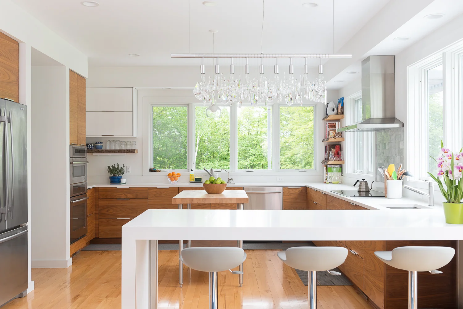 Bright modern kitchen.