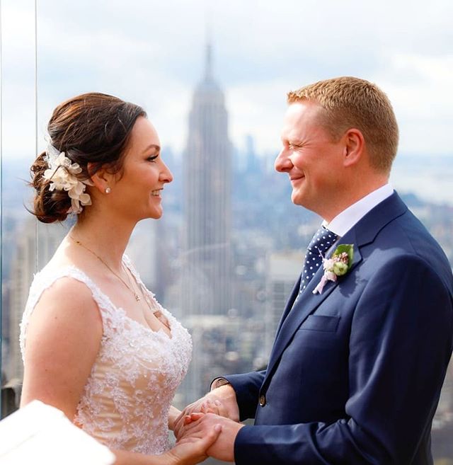 Same shot, change the focus;) #empirestatebuilding #topoftherock #weddingphotographer #wedding #weddingplannernyc #elopement #newyorkelopement #newyork #weddinginspo #elopementplanner #newyorkdreamweddings #harleyhall #elopenyc #weddingphotography #n