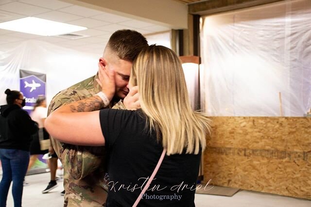 Welcome homes are so sweet! Waiting months for your loved one to come home makes this moment so great! Emma I&rsquo;m so proud of you for being so strong during this unexpected extended deployment! I&rsquo;m so glad he&rsquo;s finally home safe! #mil